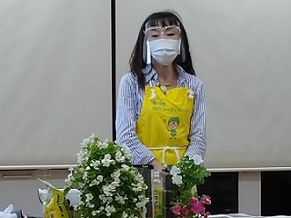 写真：堤丘公民館「寄せ植え講座」の講師