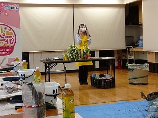 写真：堤丘公民館「寄せ植え講座」の場面