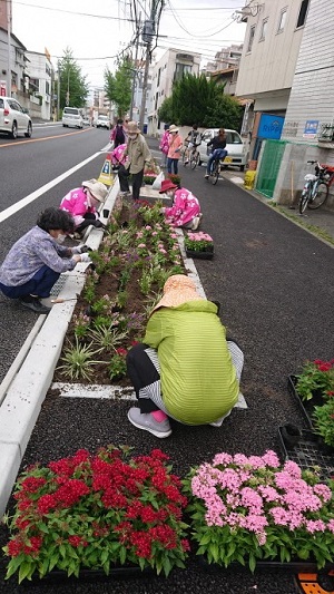 画像：フラワーラブメイツの花植え2
