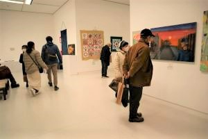 工芸とグラフィックデザイン部門を見ている様子