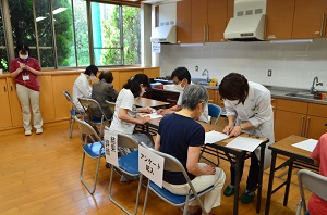 健康相談を受けている様子