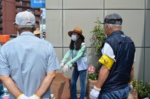 茶山駅の花の植え替え1