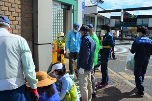 茶山駅出入口前での花植え作業1