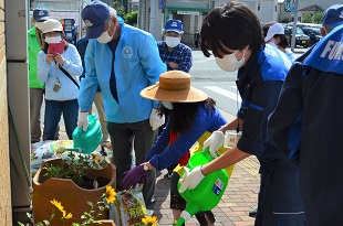 茶山駅出入口前での花植え作業2