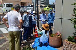 茶山駅の花の植え替え3