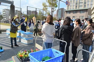 緑のコーディネーターによる作業説明