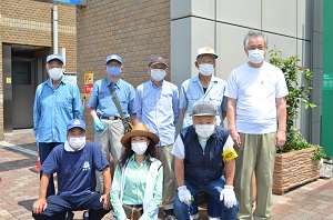 城南校区環境美化委員のみなさんと石井先生