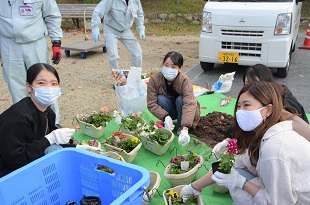 花植えに参加した中村学園大学の学生