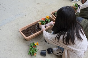 画像：別府小学校正門・校舎入口