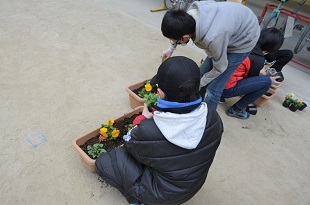 画像：別府小学校正門・校舎入口2