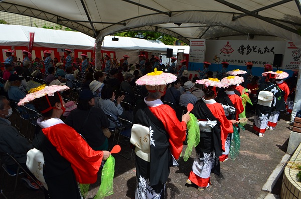 64かいどんたく城南区演舞台のわおどりの様子