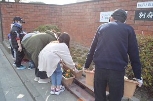 画像：別府小学校正門・校舎入口3