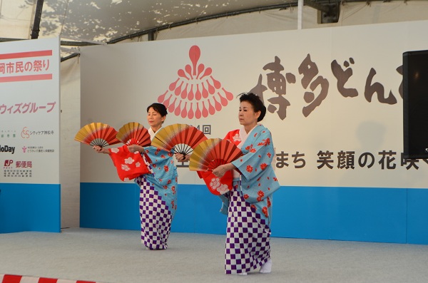 だい64回どんたく城南区演舞台日本舞踊の様子