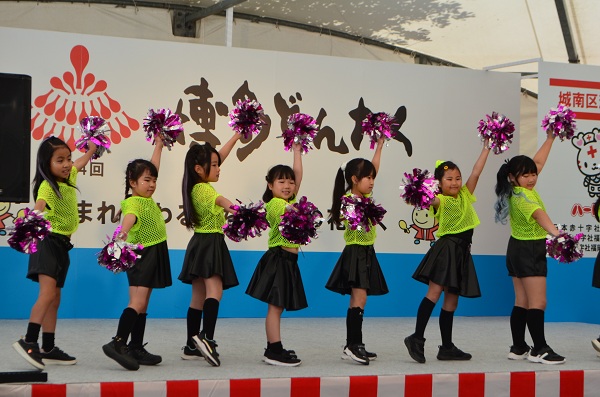 だい64かいどんたく城南区演舞台の様子