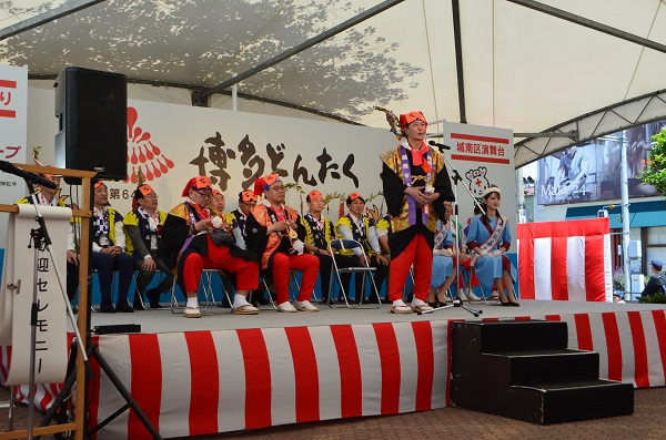 だい64回どんたく城南区演舞台歓迎セレモニーの様子