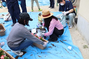 別府小学校での花植え2