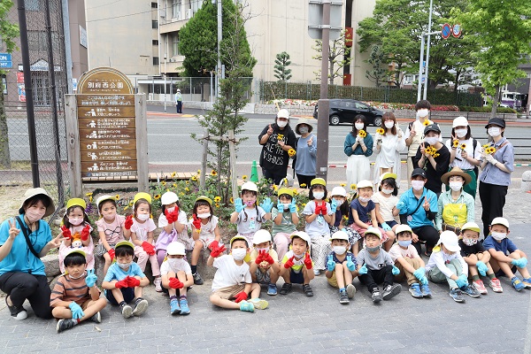 中村学園大学の学生と中村学園大学付属あさひ幼稚園の皆さん