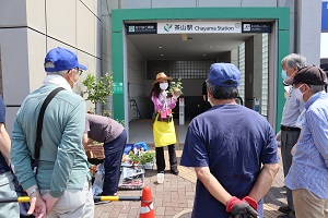 茶山駅花植え1