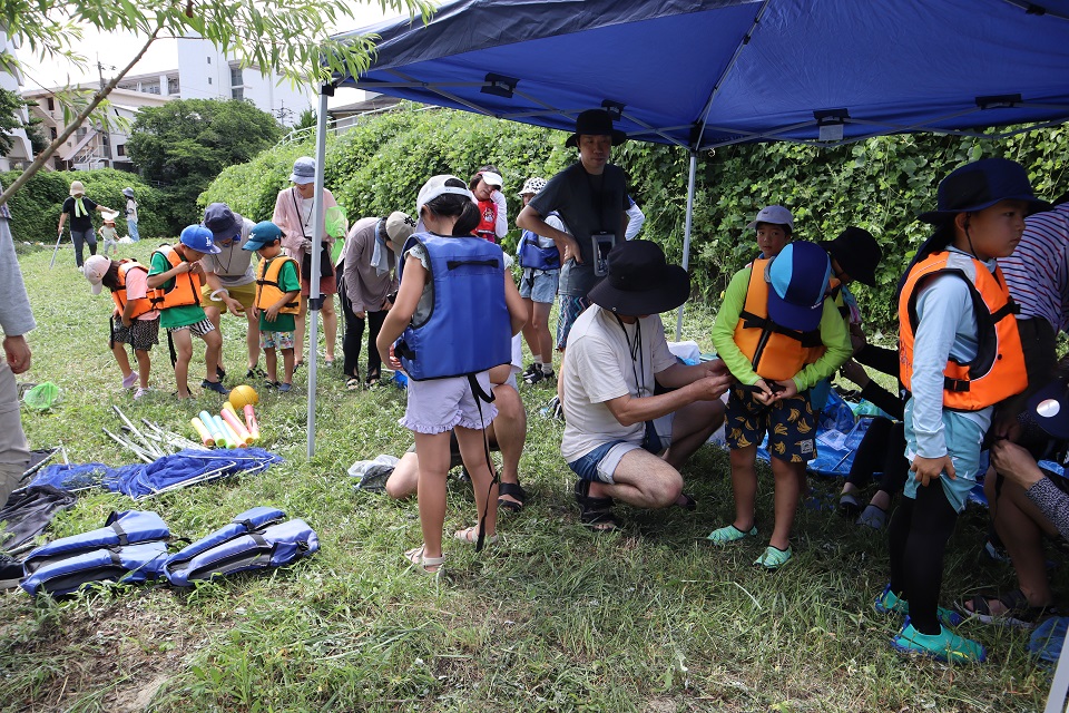ライフジャケットを着用する様子