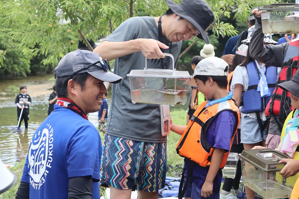 水槽を観察する様子