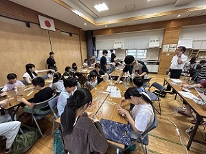 「ヘロンの噴水」の工作の様子