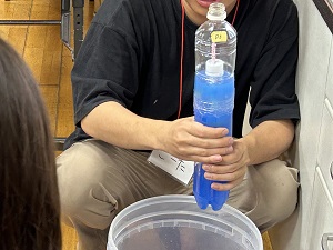 「ヘロンの噴水」の完成を見守る子どもたち