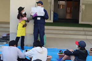 別府小学校の花植え1