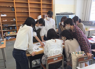 デザインを話し合う中村学園大学の学生
