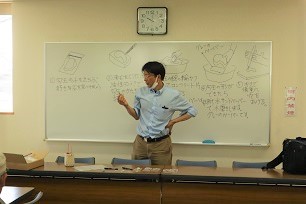 使用する石を説明する桃﨑先生