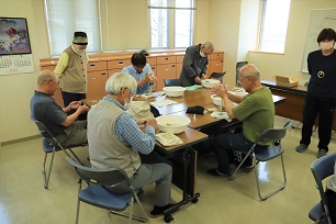 楽しく勾玉を作成している参加者