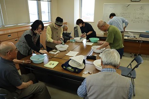 楽しく勾玉を作成している参加者3