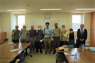 自分で作成した勾玉と一緒に参加者集合写真