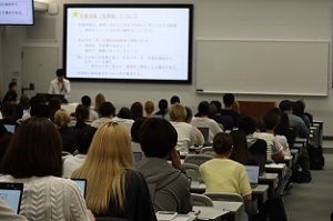 真剣に受講する学生たち