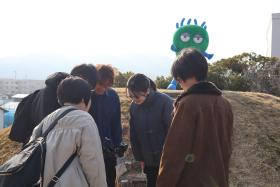 学生が撮影した動画を確認している様子