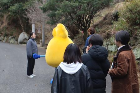 学生が後ろ姿を撮影している様子
