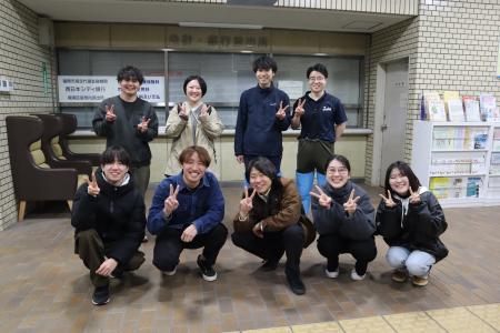 クランクアップ後に学生と集合写真を撮った様子