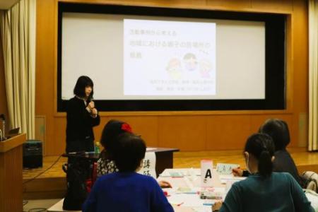 講師の満身史織先生が挨拶をしている様子