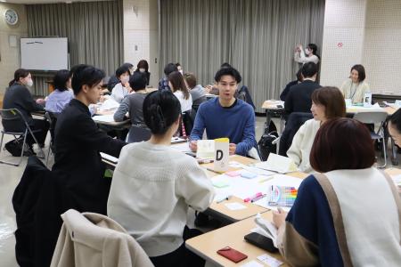 グループワークで自己紹介している様子