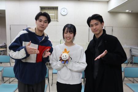 参加した学生３人が並んでいる様子