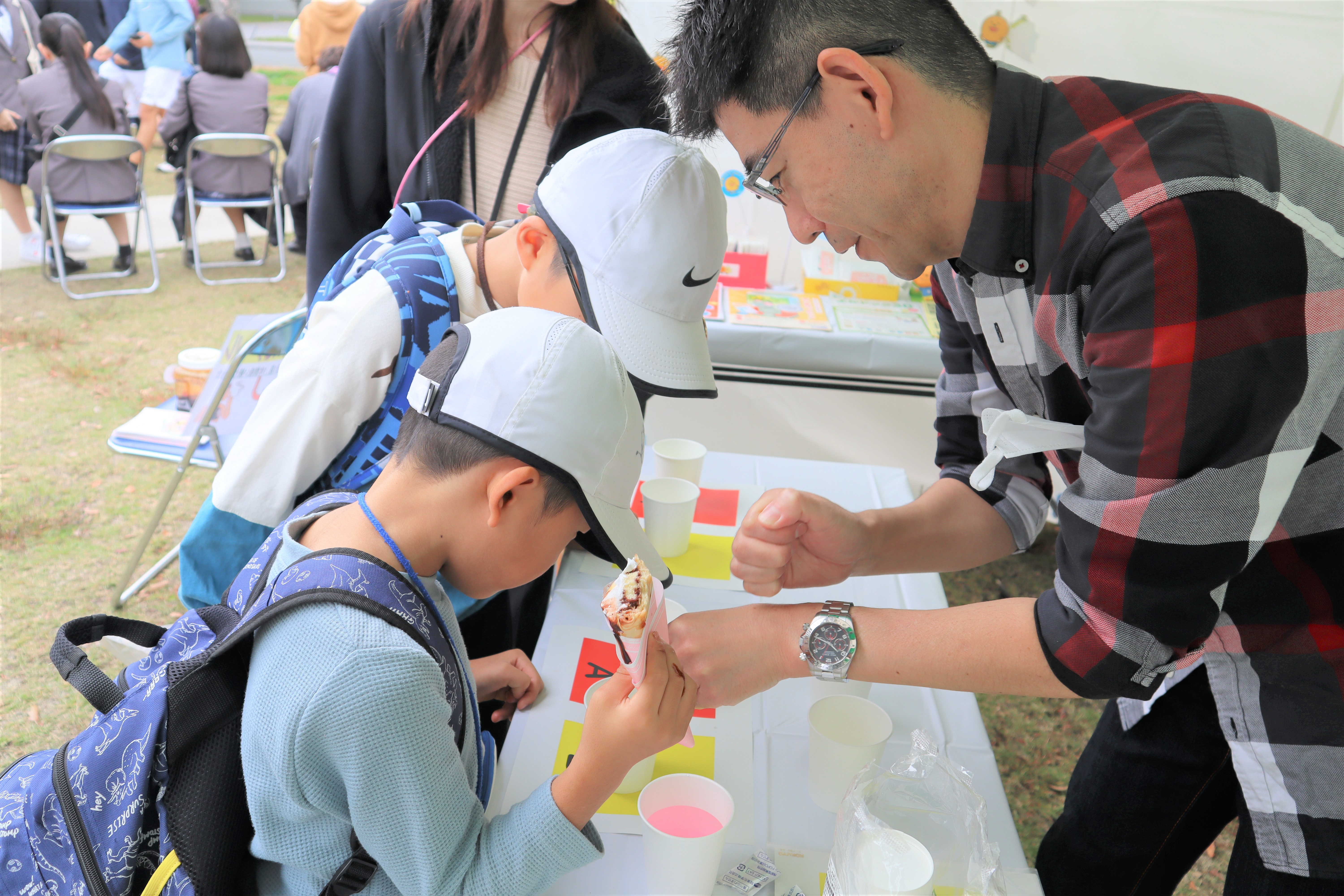 利き水 手洗い 薬草観察の様子