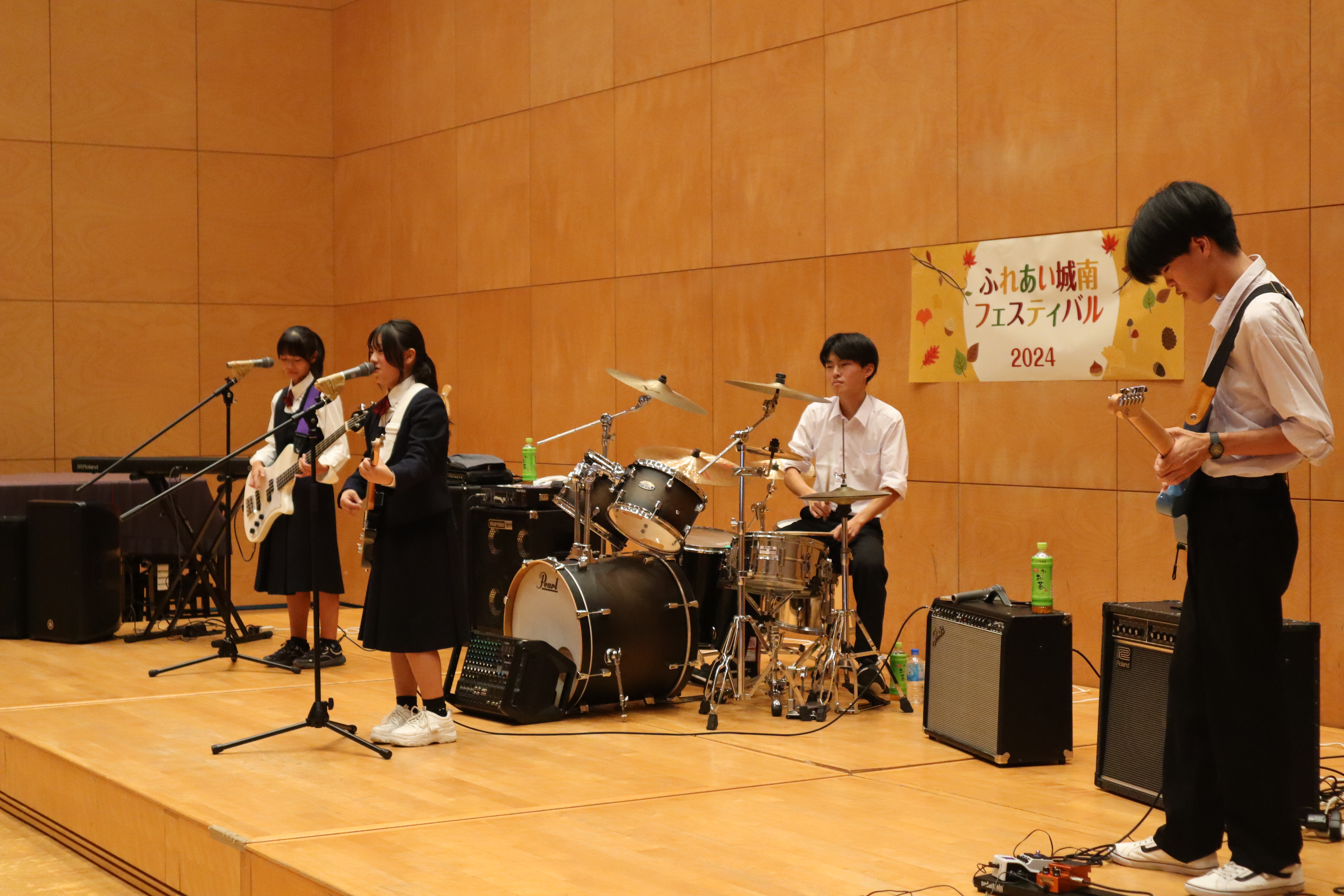 高校生によるバンド演奏の様子