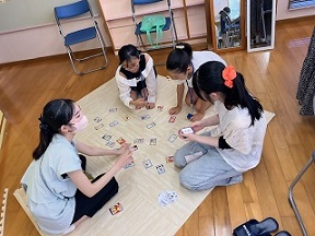 かるたを楽しむ様子