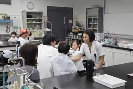 講師の新井先生が、自己紹介を交えながら参加者に質問している様子