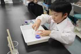 参加者の子どもが実験材料を混ぜる作業に取り組んでいる様子