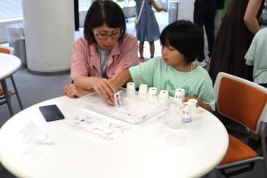 親子で試行錯誤しながらプログラミングを行う様子