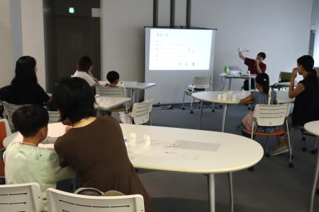 参加者に説明を行う渡邊先生