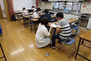 アンケート記入や健康相談を受けている様子