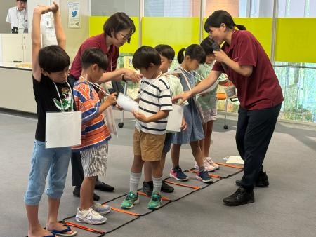 参加者全員でソート（並べ替え）に挑戦する様子