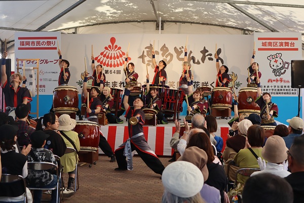 だい64回どんたく城南区演舞台鼓舞猿の様子