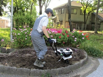 ミニ耕運機作業中写真